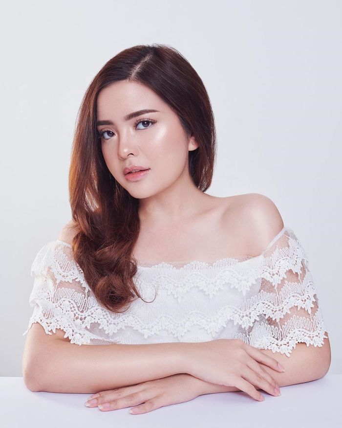 Penampilan baru Tasya Kamila dengan busana off shoulder berwarna putih