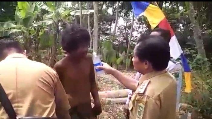 Bupati Banjarnegara Budhi Sarwono saat menolong penderita gangguan jiwa yang ia temui di tengah jalan.