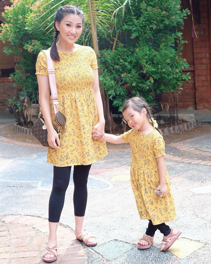 Tampilan kembar Sarwendah dengan sang anak