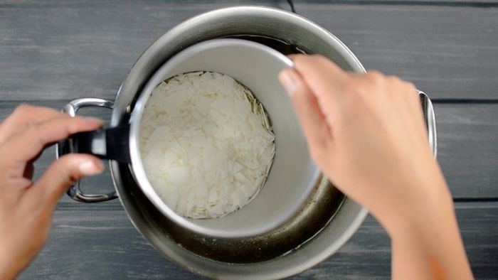 Tuang lilin ke dalam panci kosaong