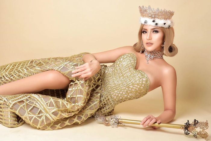 Jessica Iskandar mengenakan dress warna emas model tube dress dengan kerah bentuk hati yang glamor.