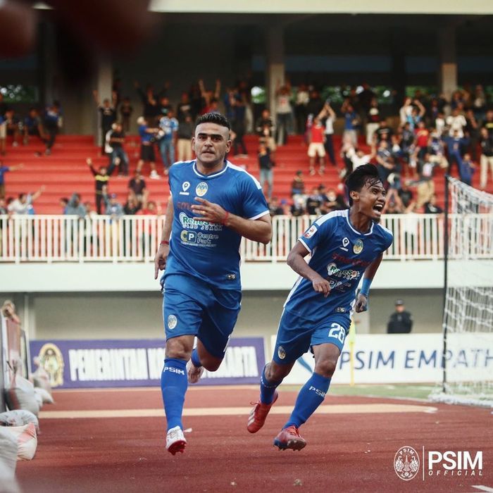Striker PSIM Yogyakarta, Cristian Gonzales, merayakan gol yang dicetaknya ke gawang Madura FC pada kompetisi Liga 2 2019.
