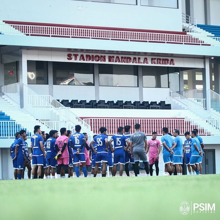 Skuad PSIM Yogyakarta mendapatkan arahan dari pelatih Aji Santoso saat latihan persiapan pertandingan Liga 2 2019.