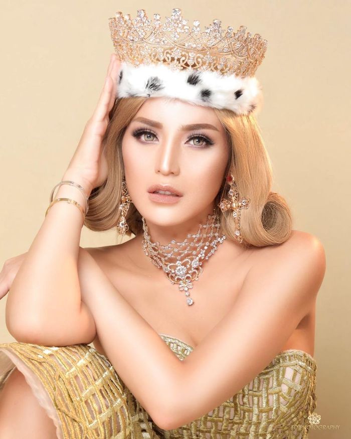 Jessica Iskandar juga mengenakan aksesori berupa choker mewah dan anting salib
