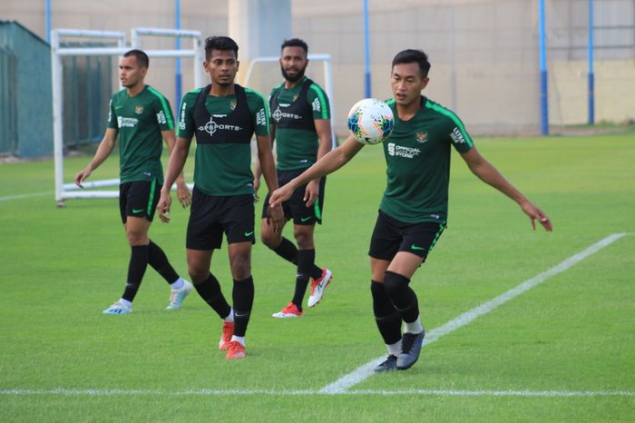 Hansamau Yama, Zulfiandi, Arthur Bonai, dan Rezaldi Hehanussa dalam latihan timnas Indonesia di Lapangan Iranian Club, Dubai, Uni Emirat Arab, Kamis (3/10/2019).