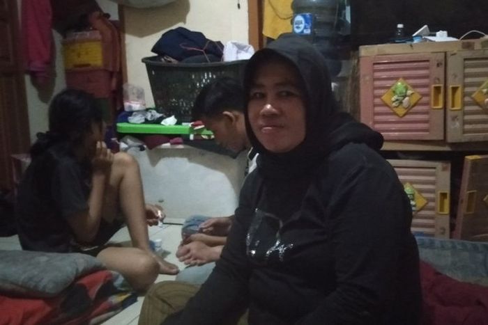 Maspupah (50) ibunda Maulana Suryadi, juru parkir yang meninggal dunia saat terjadi demo. 