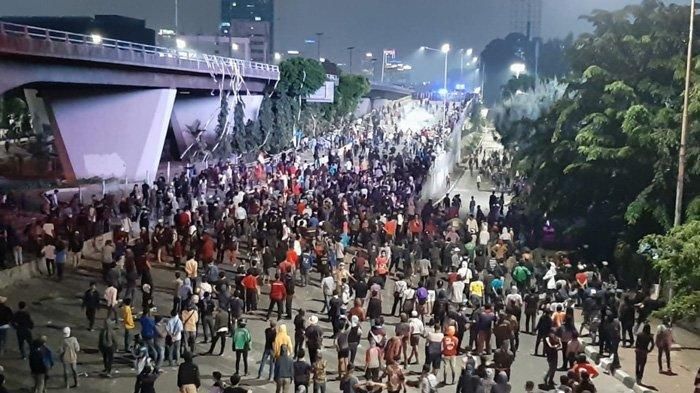 Demo di sekitar Jembatan Fly Over Slipi yang diikuti Maulana Suryadi, Rabu (25/9/2019). 