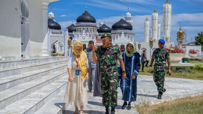 Para istri dan keluarga atase militer dari 22 negara yang berkunjung ke aceh berfoto di halaman Masjid Raya Baiturrahman, Banda Aceh, Selasa (8/6/2019).
