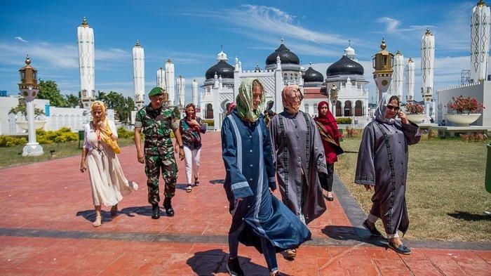 Para istri dan keluarga atase militer dari 22 negara yang berkunjung ke aceh berfoto di halaman Masjid Raya Baiturrahman, Banda Aceh, Selasa (8/6/2019). 