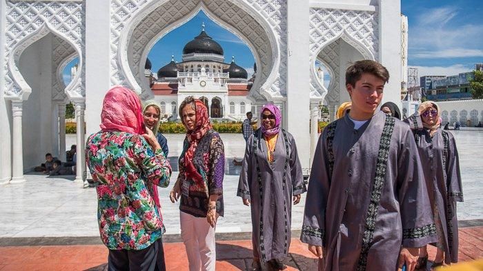 Para istri dan keluarga atase militer dari 22 negara yang berkunjung ke aceh berfoto di halaman Masjid Raya Baiturrahman, Banda Aceh, Selasa (8/6/2019).