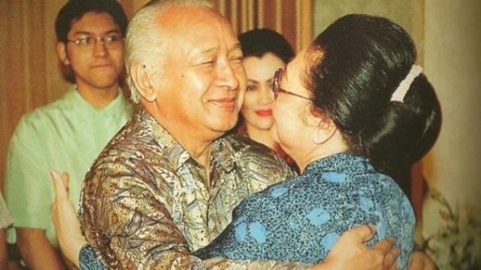 Mendiang Ibu Tien bersama dengan mendiang Presiden Soeharto  