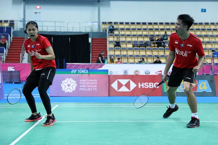 Pasangan gana campuran Indonesia, Daniel Marthin (kanan) dan Indah Cahya Sari Jamil, pada pertandingan Kejuaraan Dunia Junior 2019 di Kazan, Rusia, Jumat (4/10/2019)