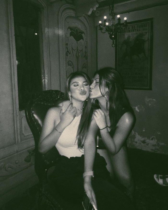 Gaya seksi Aurel Hermansyah saat foto bareng sahabat kecil, Sabrina Eden
