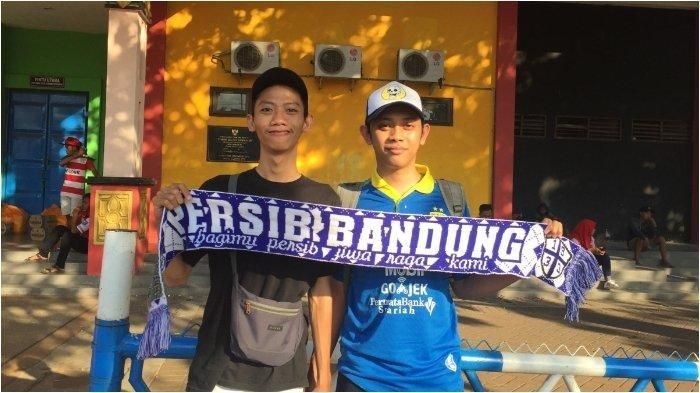 Rico (kiri) dan Andre (kanan) Bobotoh asal Surabaya, yang datang lebih awak ke Stadion Bangkalan Madura, untuk menyaksikan pertandingan Persib Bandung melawan Madura United, Sabtu (5/10/2019).
