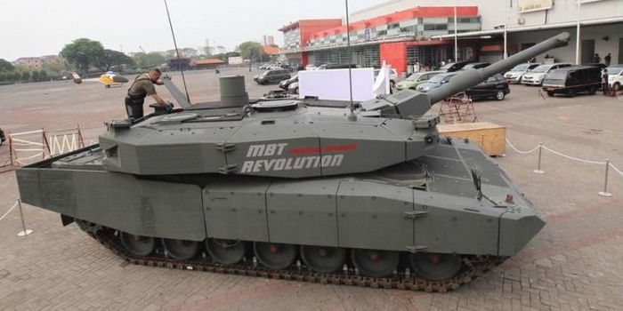 Teknisi berada di atas Main Battle Tank Leopard yang dipamerkan pada Indo Defense di Jakarta Internatonal Expo, Kemayoran, Jakarta, Selasa (6/11/2012). Pameran tersebut diikuti 500 peserta dari 40 negara. Ajang unjuk gigi industri alutsista ini akan dibuka hari ini dan belrangsung hingga 10 November.