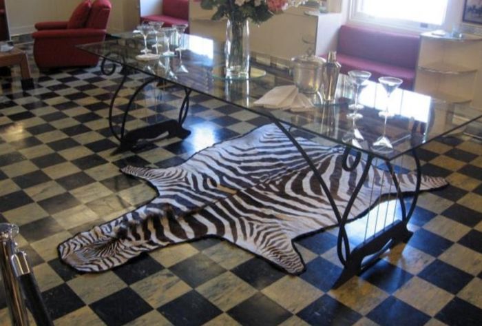 Kulit zebra yang menjadi dekorasi rumah
