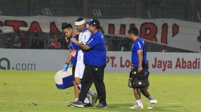 Gelandang Persib, Omid Nazari, dibopong keluar lapangan setelah mengalami cedera melawan Madura United pada pekan ke-22 Liga 1 2019, Sabtu (5/10/2019).