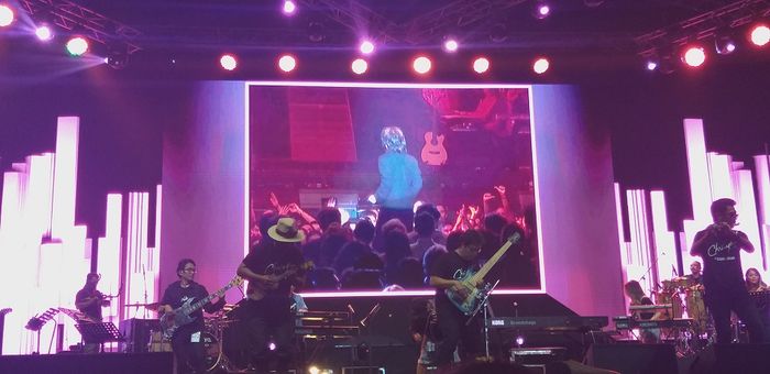Membawakan tema Chrisye Live by Erwin Gutawa, ayah dari penyanyi Gita Gutawa ini tampil membawakan lagu-lagu musisi legenda almarhum Chrisye.
