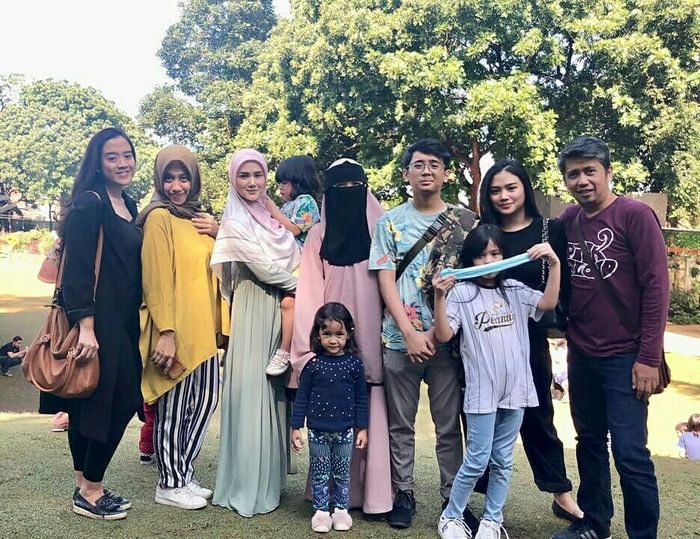 Mulan Jameela bersama keluarga mantan suaminya