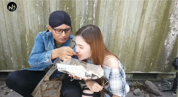 Nella Kharisma Disuapi Makanan Oleh Seorang Pria Tampan Di