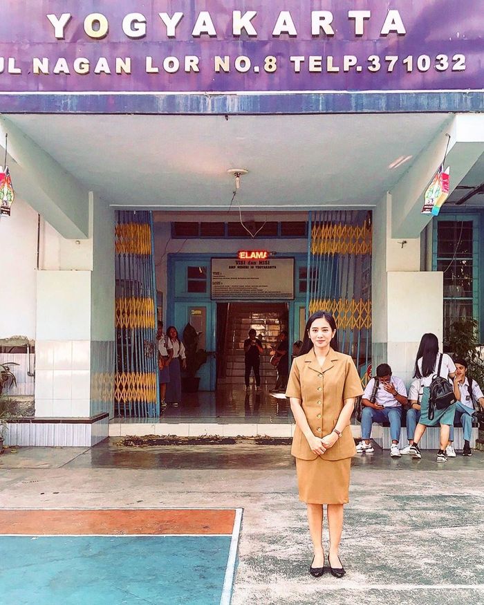 Penampilan Bunga Zainal yang anggun dan bersahaja bergaya bak ibu guru