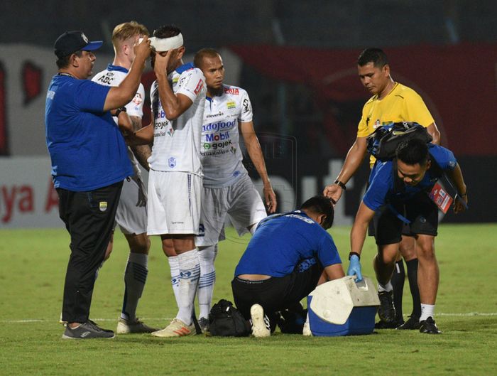 Kapten Persib Bandung, Supardi, saat melihat kondisi Omid Nazari pada laga Persib Bandung Vs Madura United