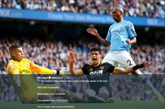 Striker Wolverhampton Wanderers, Raul Jimenez, berduel dengan kiper Manchester City, Ederson Moraes.