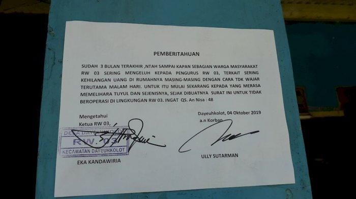 Pengumuman waspada tuyul beroperasi tersebut ditempel di lingkungan RW 03 Kampung Cilisung, Desa/Kecamatan Dayeuhkolot, Kabupaten Bandung.