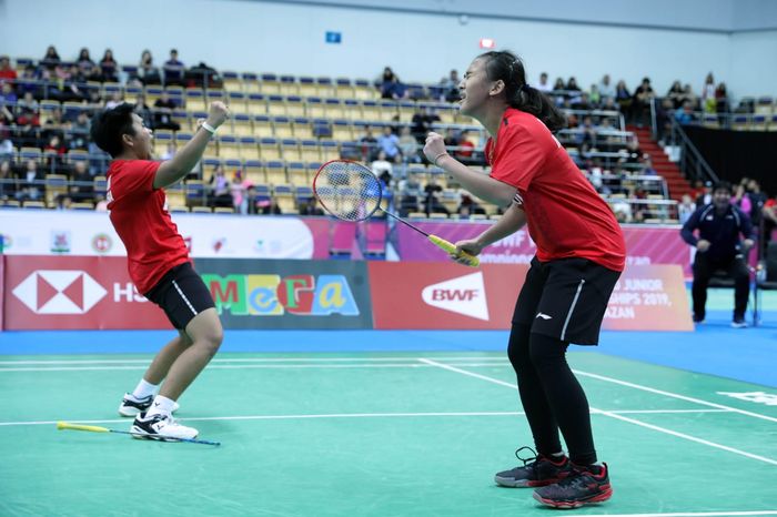 Pasangan ganda putri Indonesia, Putri Syaikah/Febriana Dwipuji Kusuma, bereaksi setelah mengalahkan Li Yin Jing/Tan Ning, dengan skor 16-21, 25-23, 21-13, Sabtu (6/10/2019) di Kazan, Rusia.