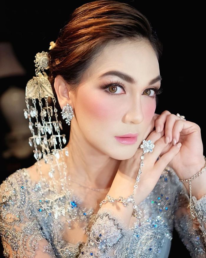 Luna Maya dengan makeup gaya pengantin daerah, buat netizen penasaran
