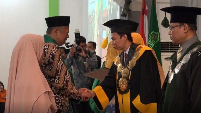 Jabat tangan sembari terisak, Ayah Syahrul Mubarok dengan Rektor IAIN Surakarta