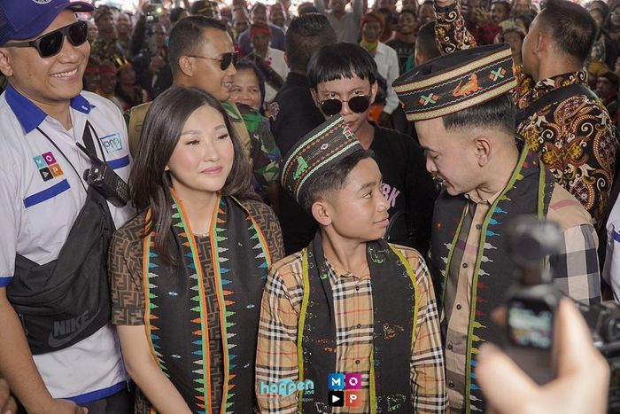 Penampilan cantik Sarwendah saat di kampung halaman Betrand Peto
