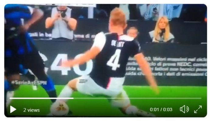 Striker Inter Milan, Romelu Lukaku, saat melakukan nutmeg terhadap Matthijs de Ligst dalam laga kkontra Juventus, Minggu (6/10/2012).