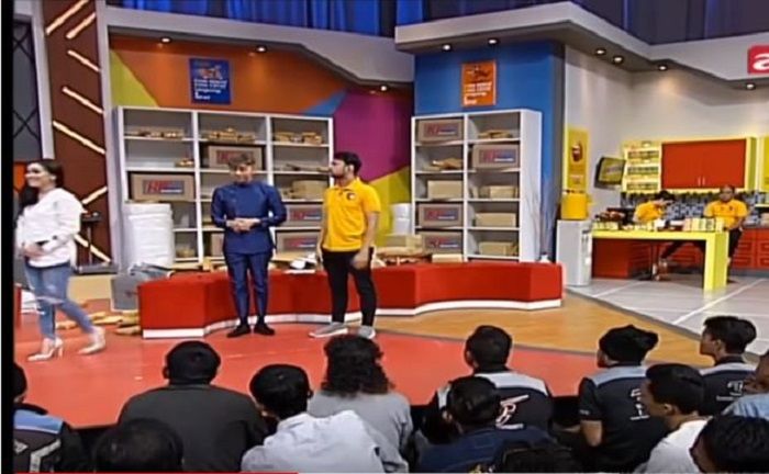 Ayu Ting Ting meninggalkan Raffi Ahmad dan Roy Kiyoshi