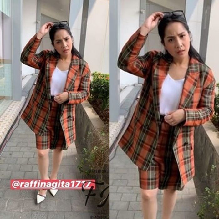 Penampilan sederhana Nagita Slavina dengan setelan yang ternyata seharga belasan juta
