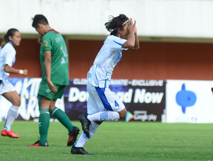 Gelandang Persib Putri, Mila Nur Karmila, merayakan gol yang dicetaknya ke gawang Persija Jakarta Putri pada gelaran Liga 1 Putri 2019.