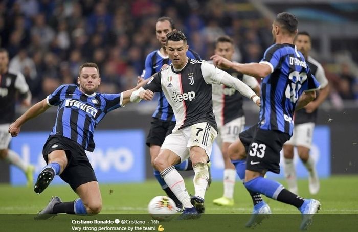 Cristiano Ronaldo dikepung dua pemain Inter Milan, Stefan de Vrij dan Danilo D'Ambrosio dalam laga pekan ketujuh Liga Italia di Stadion Giuseppe Meazza, Minggu (6/10/2019).