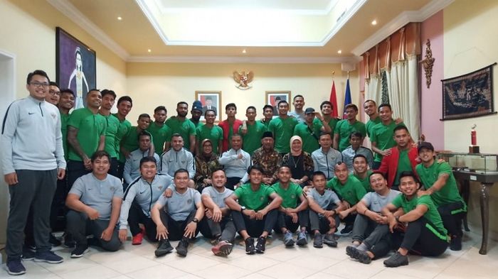 Timnas Indonesia mendapat sambutan hangat dari Konsulat Jendral (Konjen) dan Kedutaan Besar Republik Indonesia (Kedubes RI) di Uni Emirate Arab (UEA).