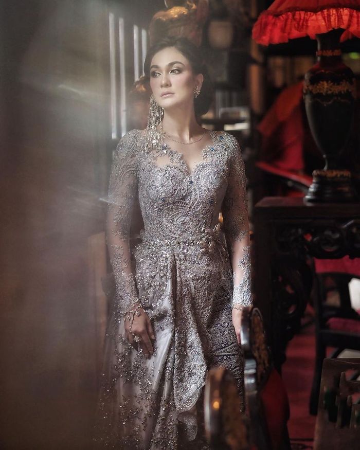 Tampilan Luna Maya dengan kebaya