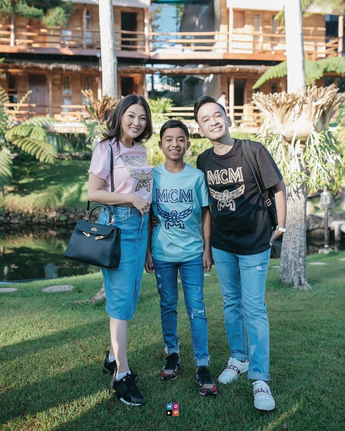 Penampilan Sarwendah saat berfoto bersama Ruben Onsu dan putra angkatnya, Betrand Peto