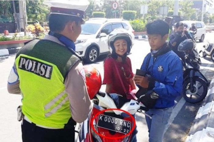 
Disebut polisi sebagai plat nomor paling bagus yang pernah dilihatnya.