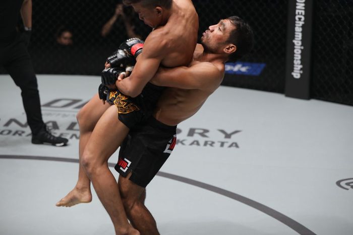 Atlet ONE Championship asal Indonesia, Abro Fernandes (kanan).