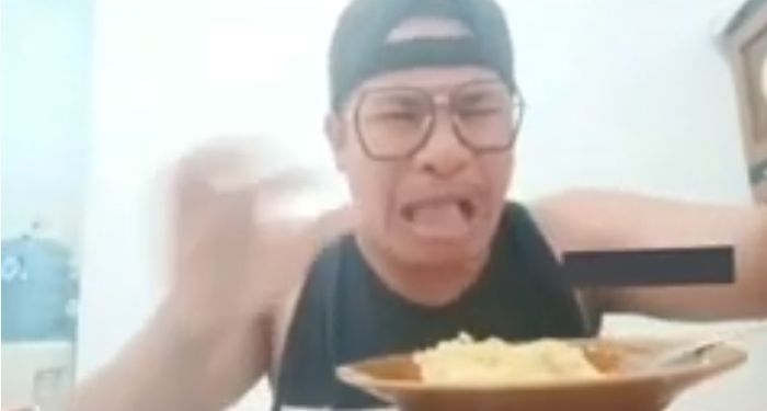 Inilah ekspresinya sesaat setelah mengonsumsi mi yang dicampur detergen.