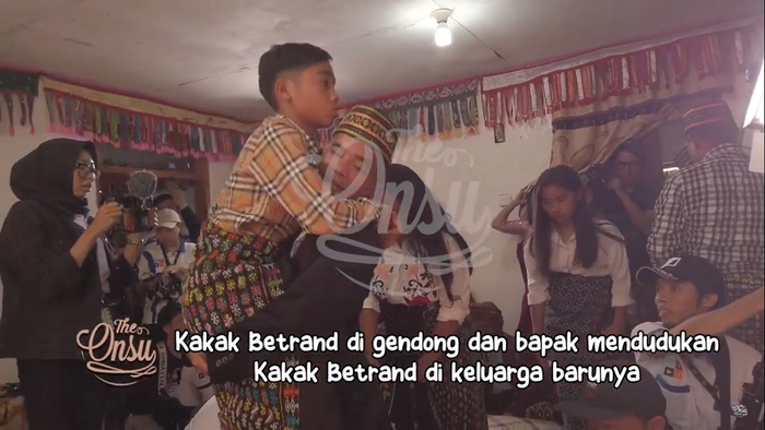 Betrand Peto digendong oleh sang ayah kandung untuk diserahkan pada Ruben Onsu