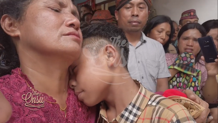 Betrand Peto lartut dalam pelukan oma tercinta
