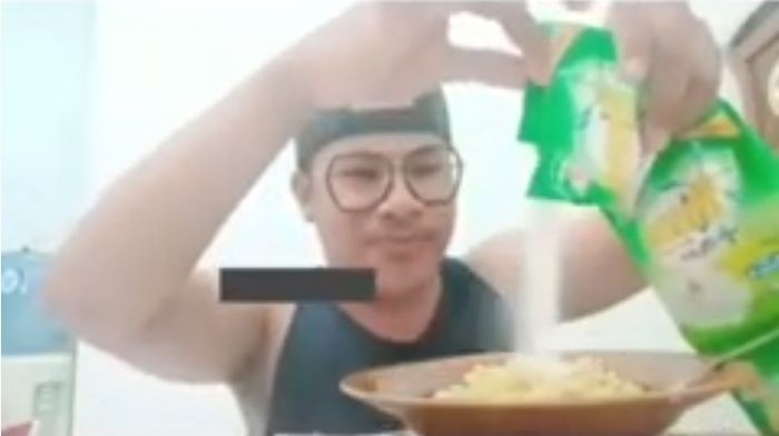 Youtuber nekat menungkan detergen ke dalam semanguk mi dan memakannya hingga mulutnya berbusa