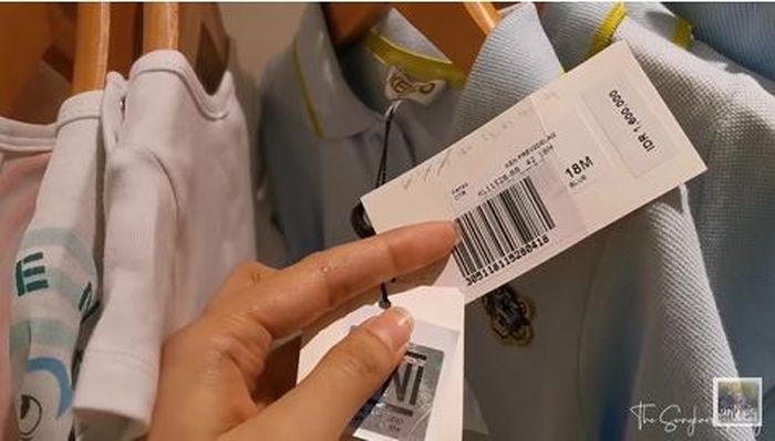 Baju yang dilihat Zaskia untuk kado Ayu Dewi