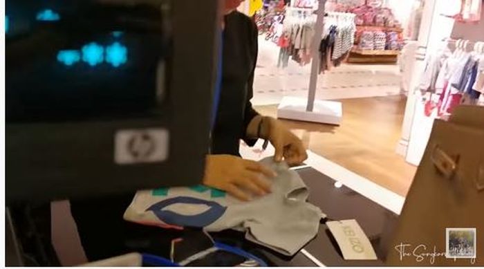 Kado yang dipih Zaskia untuk Ayu Dewi