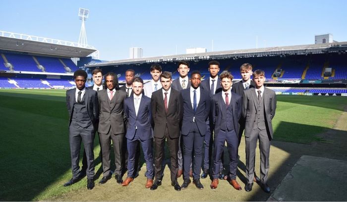 13 pemuda termasuk Elkan Baggott saat diperkenalkan oleh Ipswich Town.