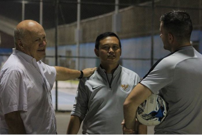 Mantan pelatih Tim Nasional Indonesia, Bernhard Schumm menyambangi latihan skuat Garuda di Dubai Sport City, Selasa (8/10) malam.